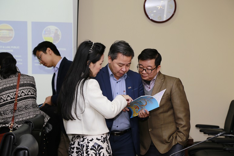 Prof. Dr Pham Quang Minh, Assoc Prof. Dr. Nguyen Tuan Anh, Dr Pham Thị Thuy Tram were considering Phu Nu Moi magazine.